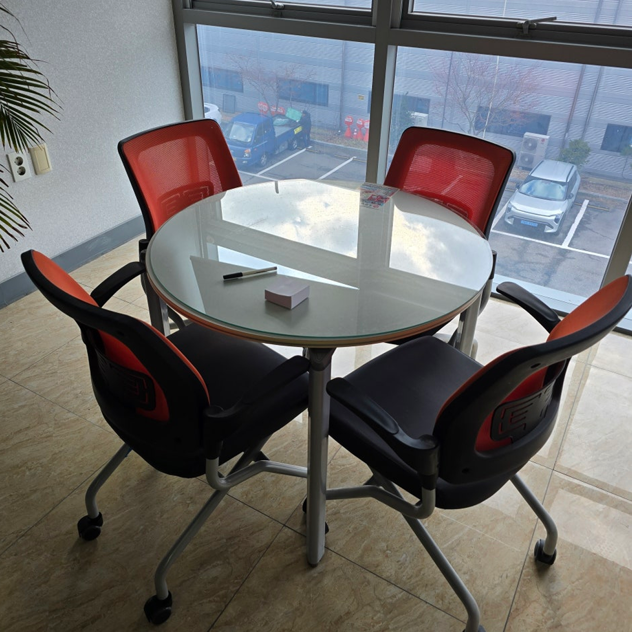 4인 원형 테이블 + 메쉬의자 세트